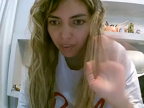 VittoriaTaylor online show from May 6, 2026, 10:48 pm