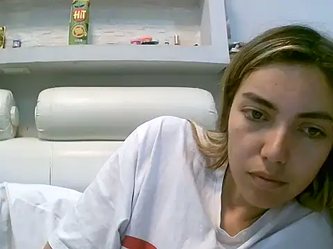 VittoriaTaylor online show from May 7, 2026, 10:59 pm