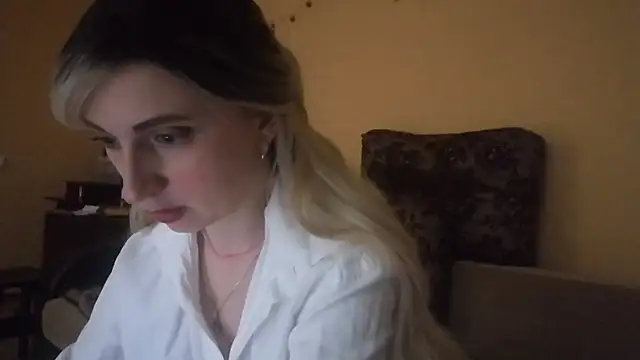 LilianaStrey online show from January 24, 2025, 8:00 pm