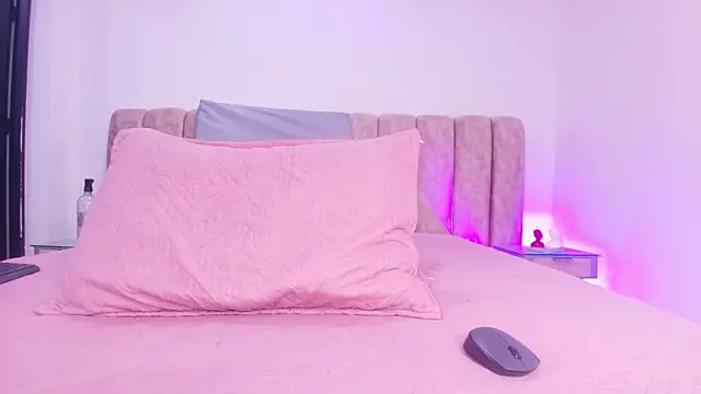 Auroraa miller online show from November 29, 2025, 11:57 am