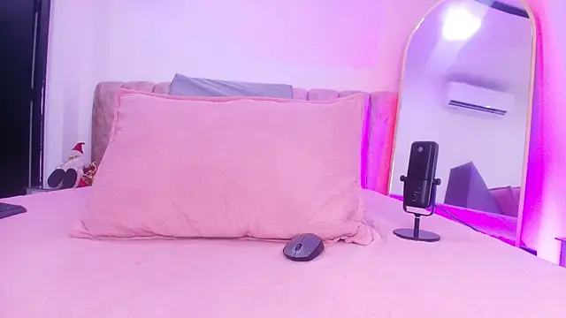 Auroraa miller online show from December 2, 2025, 11:59 am