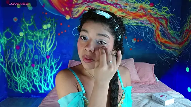 Snapshot of lucie_petite chatting on September 18, 2025, 6:21 pm lucie petite online show from September 18, 2025, 6:21 pm