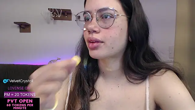 Snapshot of crystalll_room chatting on October 3, 2025, 5:59 am crystalll room online show from October 3, 2025, 5:59 am
