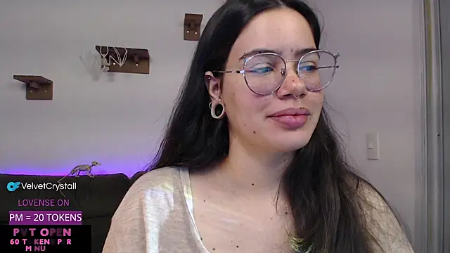 Snapshot of crystalll_room chatting on October 9, 2025, 4:10 am crystalll room online show from October 9, 2025, 4:10 am