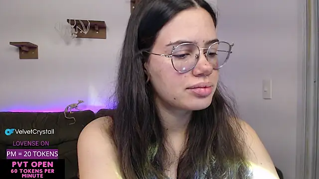 Snapshot of crystalll_room chatting on October 10, 2025, 6:56 am crystalll room online show from October 10, 2025, 6:56 am