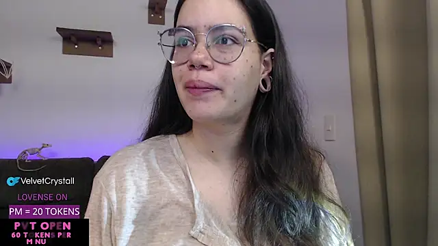 Snapshot of crystalll_room chatting on October 19, 2025, 6:47 am crystalll room online show from October 19, 2025, 6:47 am
