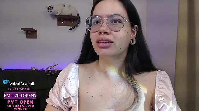 Snapshot of crystalll_room chatting on October 24, 2025, 4:20 am crystalll room online show from October 24, 2025, 4:20 am