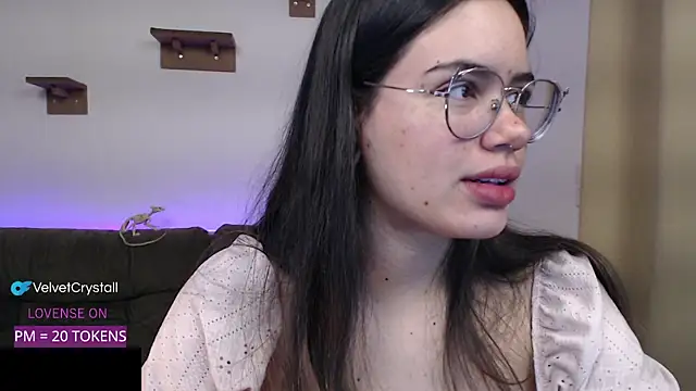 Snapshot of crystalll_room chatting on October 27, 2025, 5:55 am crystalll room online show from October 27, 2025, 5:55 am