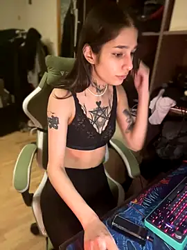 mollyEXD online show from December 15, 2025, 10:14 pm