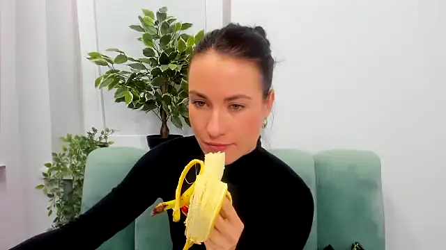 LeiilaBloom online show from January 19, 2025, 12:39 pm