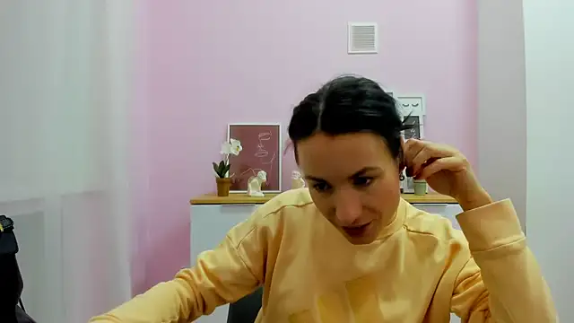 LeiilaBloom online show from January 24, 2025, 4:39 pm