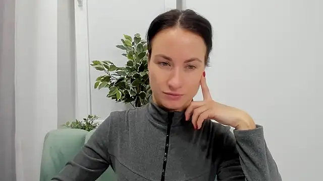 LeiilaBloom online show from January 27, 2025, 4:33 pm
