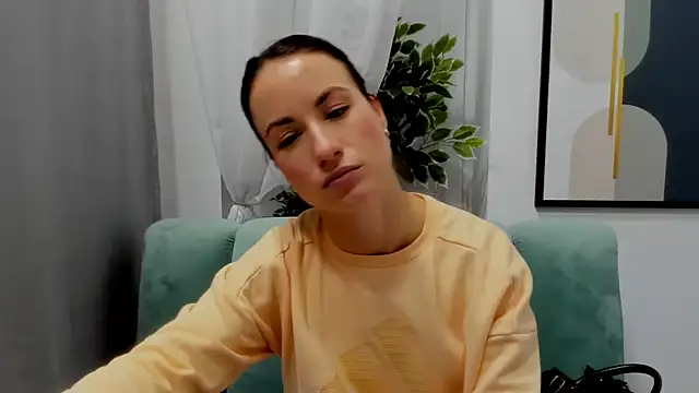 LeiilaBloom online show from February 6, 2025, 11:43 am