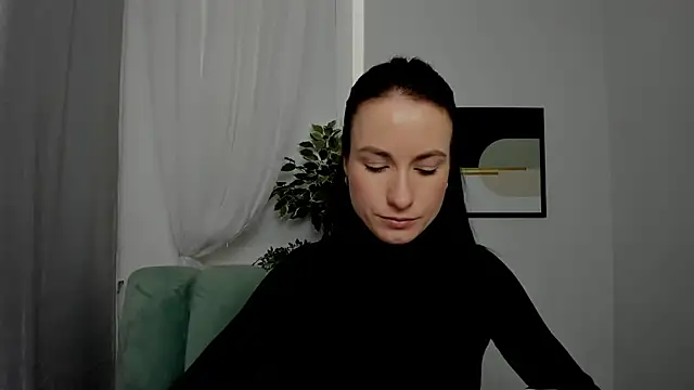 LeiilaBloom online show from February 26, 2025, 9:42 am