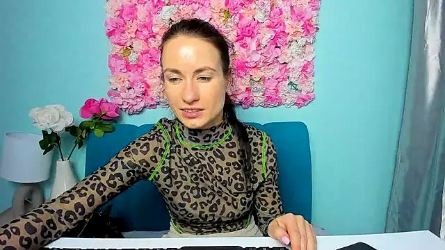 LeiilaBloom online show from March 9, 2025, 6:00 pm
