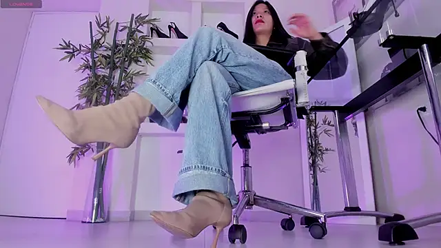 Snapshot of hannah_howeell__ chatting on March 4, 2026, 9:59 am hannah howeell online show from March 4, 2026, 9:59 am