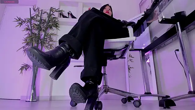 Snapshot of hannah_howeell__ chatting on March 11, 2026, 9:37 am hannah howeell online show from March 11, 2026, 9:37 am