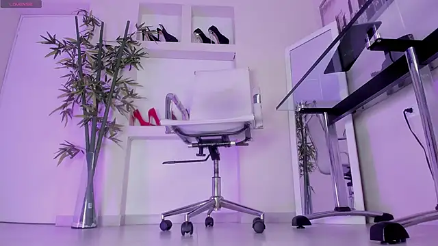 Snapshot of hannah_howeell__ chatting on April 6, 2026, 9:54 am hannah howeell online show from April 6, 2026, 9:54 am