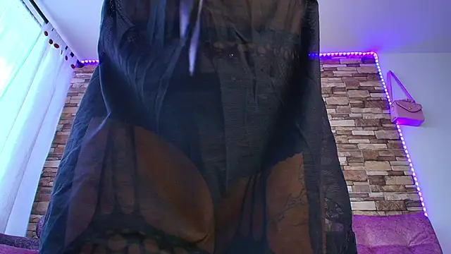 MiaFlamesxxx online show from November 4, 2025, 9:14 pm