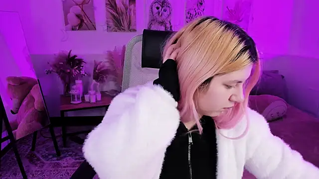 Snapshot of DiaAngell chatting on February 18, 2026, 7:21 pm DiaAngell online show from February 18, 2026, 7:21 pm