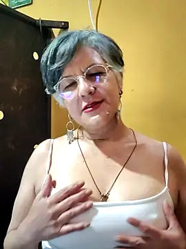 ilonna2025 online show from June 17, 2026, 2:25 am