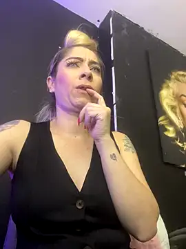 viktoria davis  online show from September 19, 2025, 10:43 pm