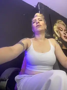 viktoria davis  online show from October 29, 2025, 11:50 pm