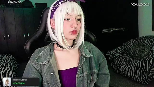 Snapshot of roxy_toxic chatting on October 8, 2025, 1:36 am roxy toxic online show from October 8, 2025, 1:36 am