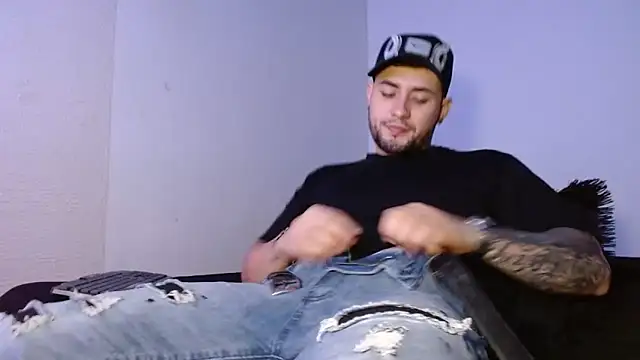 Snapshot of Lliam_2 chatting on October 5, 2025, 3:05 am Lliam 2 online show from October 5, 2025, 3:05 am