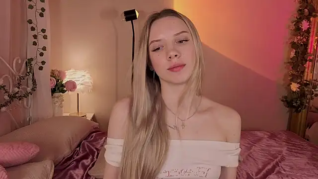 Snapshot of katt__y chatting on June 25, 2026, 5:12 am katt y online show from June 25, 2026, 5:12 am