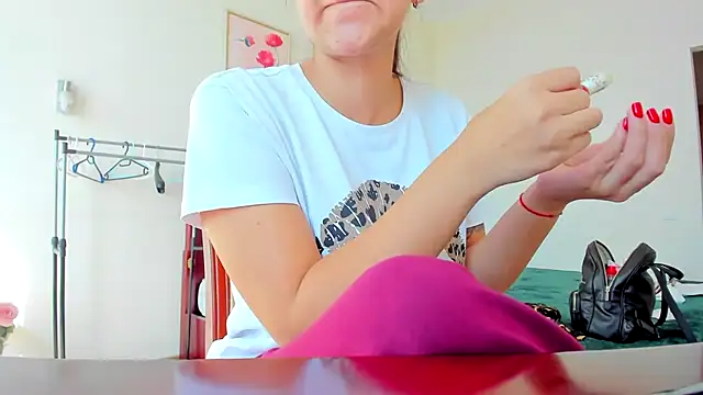 Tianiaa online show from September 18, 2025, 7:32 am