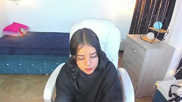 Nicole Foxx  online show from February 18, 2025, 6:58 pm