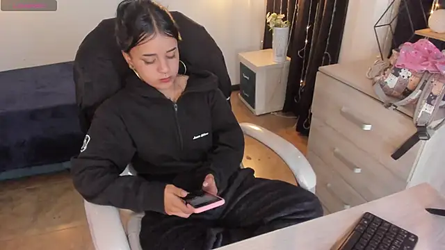 Nicole Foxx  online show from March 4, 2025, 12:39 am