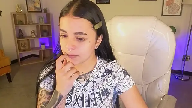 Nicole Foxx  online show from October 31, 2025, 8:21 pm