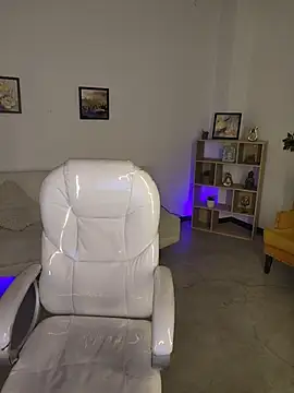 Nicole Foxx  online show from November 6, 2025, 7:37 pm