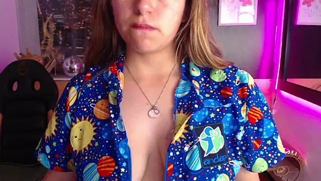 Snapshot of Kitten_Cam chatting on October 10, 2025, 5:50 am Kitten Cam online show from October 10, 2025, 5:50 am