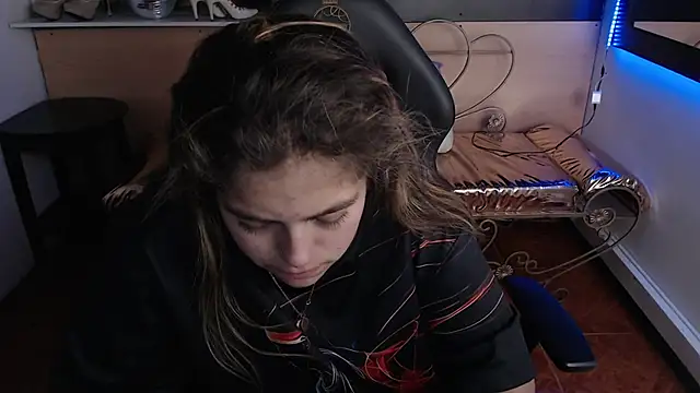 Snapshot of Kitten_Cam chatting on October 17, 2025, 3:42 am Kitten Cam online show from October 17, 2025, 3:42 am