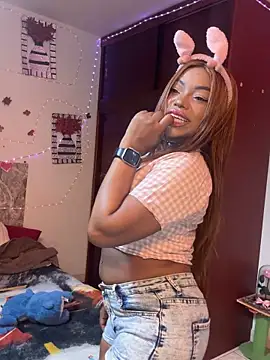 SaraYedid17 online show from November 10, 2025, 6:12 am