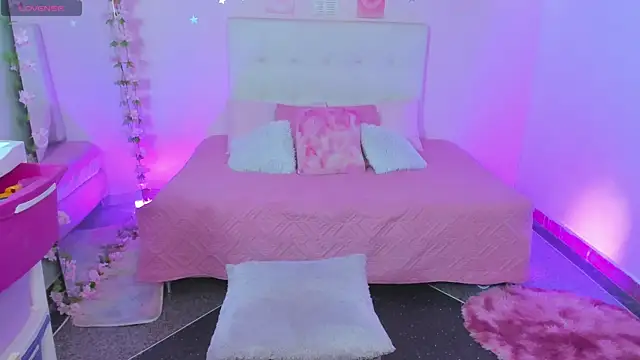 ScarlettDreamss7 online show from December 17, 2025, 1:39 pm