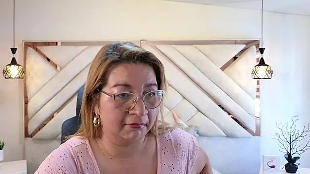 maylinlee online show from February 15, 2025, 8:01 pm