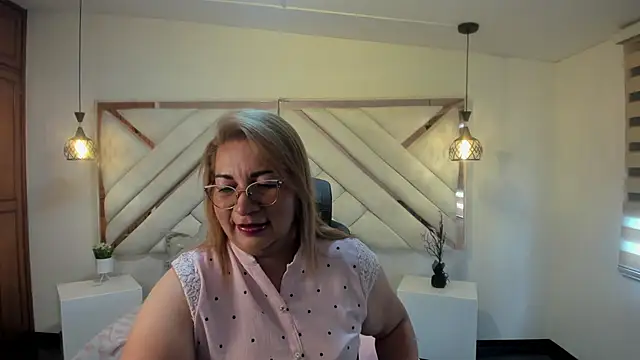 maylinlee online show from February 18, 2025, 7:41 pm