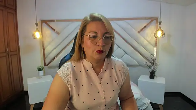 maylinlee online show from March 8, 2025, 11:48 am