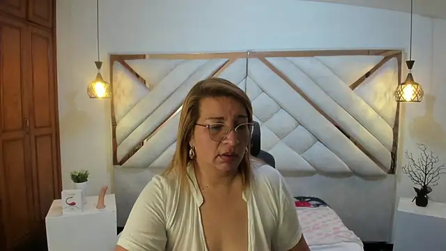 maylinlee online show from March 22, 2025, 1:43 am