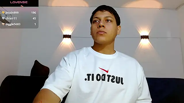 Tylerdrdn online show from November 28, 2025, 9:39 pm