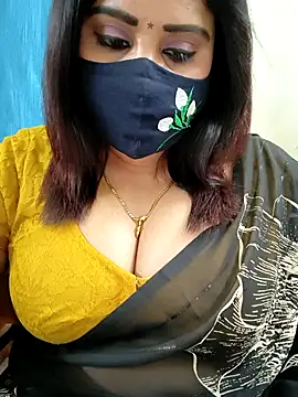 Queenflowerr online show from May 6, 2026, 7:52 pm