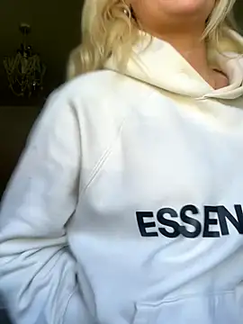 Snapshot of blissdimicco chatting on September 23, 2025, 11:13 am blissdimicco online show from September 23, 2025, 11:13 am