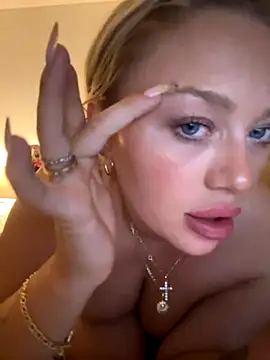 Snapshot of blissdimicco chatting on October 6, 2025, 9:45 pm blissdimicco online show from October 6, 2025, 9:45 pm