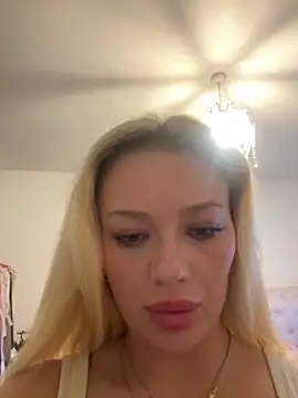 Snapshot of blissdimicco chatting on October 12, 2025, 4:17 pm blissdimicco online show from October 12, 2025, 4:17 pm