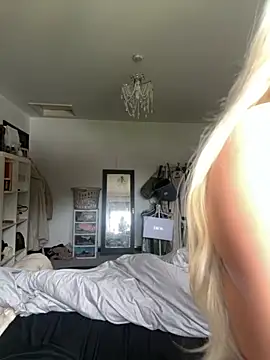 Snapshot of blissdimicco chatting on October 26, 2025, 12:22 pm blissdimicco online show from October 26, 2025, 12:22 pm