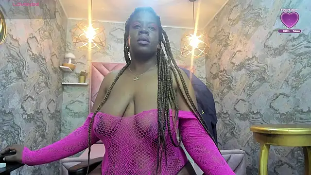 Snapshot of nefertiti_ebony chatting on October 28, 2025, 4:05 am nefertiti ebony online show from October 28, 2025, 4:05 am